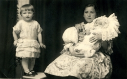 Antonie con le nipoti a 13 anni