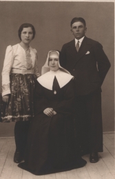 1931-Tonečka con i fratelli.