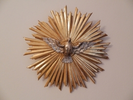 Dřevěné vyobrazení Ducha svatého v pokoji Matky Vojtěchy