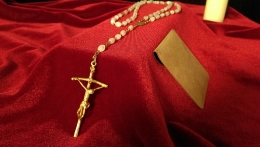 Růženec věnovaný papežem bl. Pavlem VI. 11. října 1970 při příležitosti založení Federace Milosrdných sester svatého Karla Boromejského v Římě