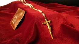 Růženec věnovaný papežem sv. Janem Pavlem II. v roce 1979 udělený při soukromé audienci Matce Vojtěše