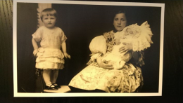 Fotografie z 6. července 1927 Tonečky Hasmandové s neteřemi od nejstarší sestry Marie, den před vstupem do kláštera