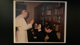 Předání růžence papežem sv. Janem Pavlem II. u příležitosti soukromé audience Matky Vojtěchy