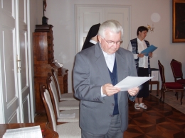 Mons. ThDr. Josef Laštovica, postulátor procesu, předává proces na biskupství