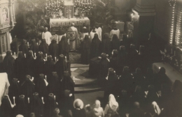 Společná fotografie při prvních slibech v kostele sv. Karla Boromejského v Praze