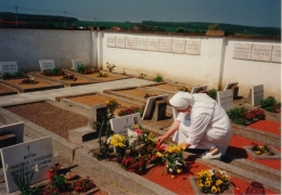 Sestra Angela upravuje hrob